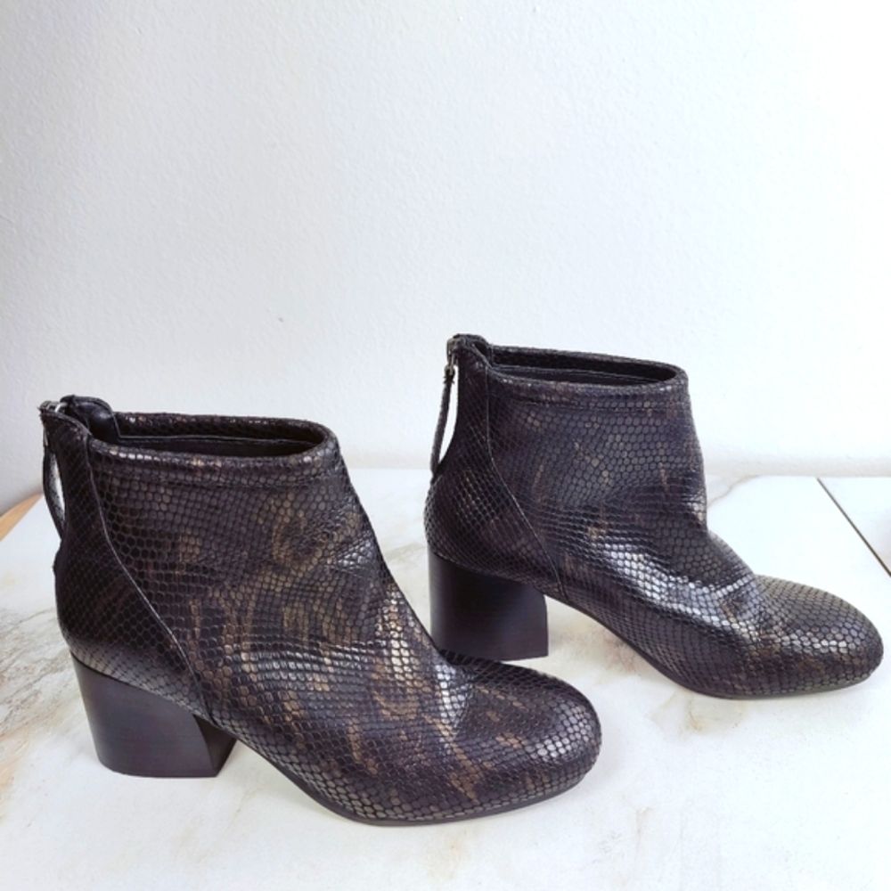 Golo Urian Black Shiny Snakeskin Chunky Heel Ankle Boots, Sz 8.5